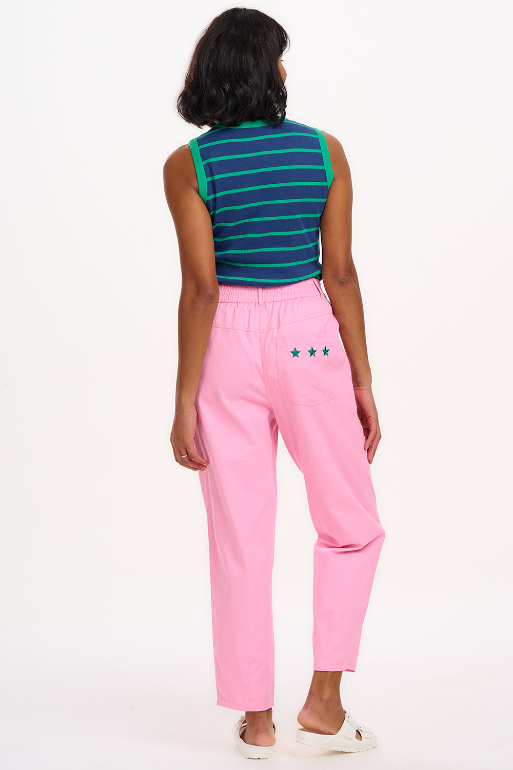 A model wearing pink trousers.