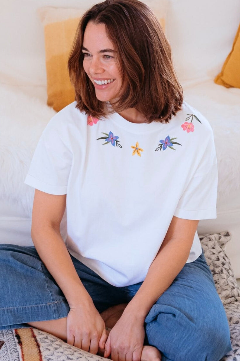 Celia Heavy-Weight T-Shirt - White, Flower Chain